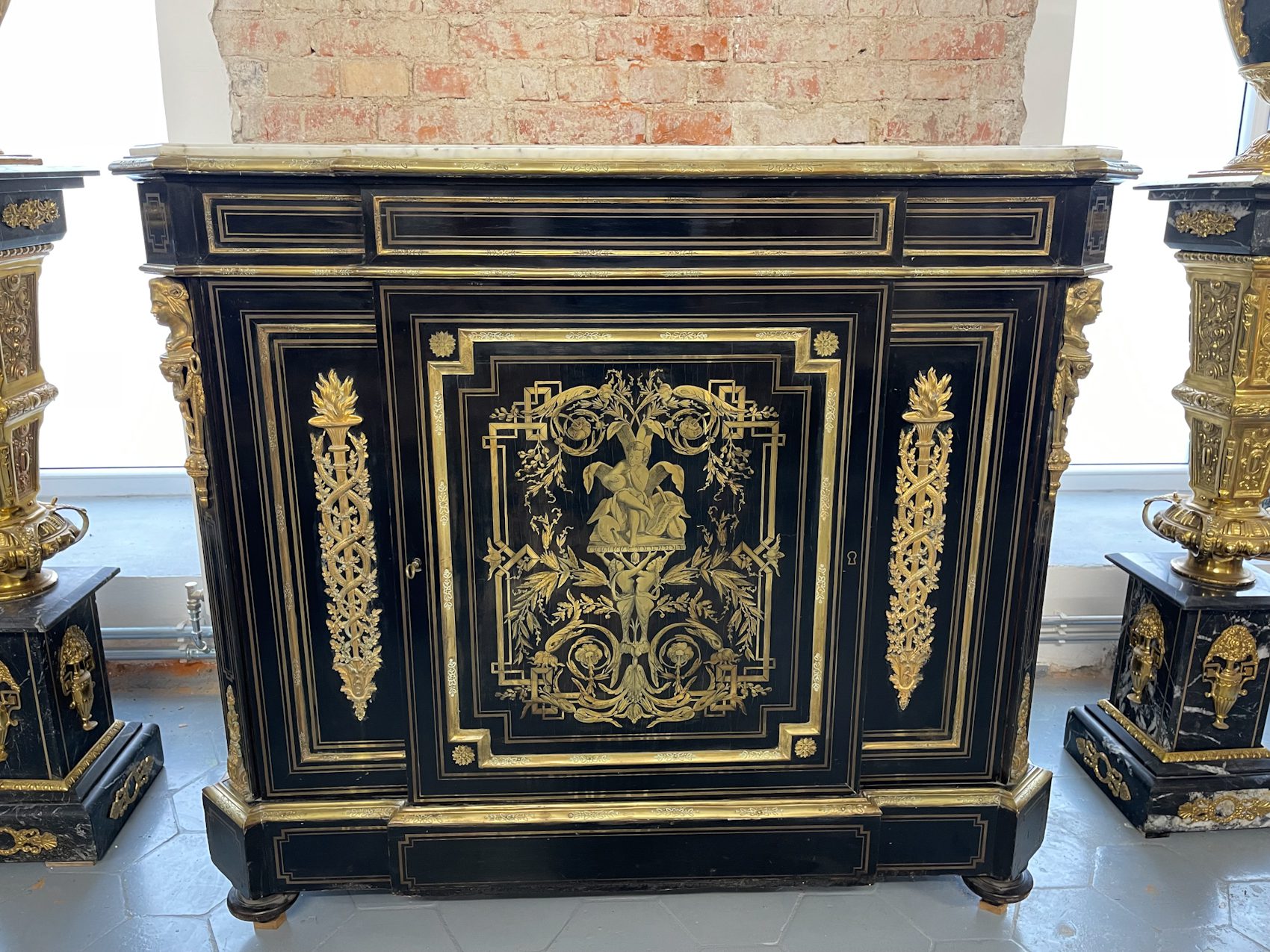 Boulle stila kumode ar bronzas aplikācijām un marmora virsmu — Napoleona III stils, Francija, ap 1860 (3566) Ļoti Liela Izmēra - Image 1