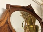 Liela izmēra riekstkoka spogulis ar faseti — Jūgendstilā (Large Antique Walnut Mirror with Beveled Glass in Jugendstil) (4987) - Image 6