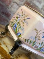 Porcelāna kašpo ar roku gleznotu vijolīšu dekoru rozā fondā un metāla kājiņām — Historicisms/Jūgendstils, Francija vai Beļģija, ap 1890.–1910. Maigi Rozā Krāsas Porcelāna Kašpo ar Ziedu Motīviem, uz Ķepiņām, Neliela Izmēra (5452) - Image 10