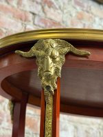 Antīks trīs stāvu sarkankoka galdiņš ar auna galvām — Luija XVI stilā (6746) - Bilde 8