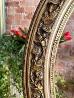 Grezns ovāls koka rāmis ar putniem un ziedu vītnēm — baroka stilā, (Antique oval giltwood frame with birds and flowers) (3862) - Image 11