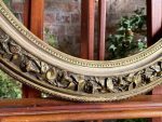 Grezns ovāls koka rāmis ar putniem un ziedu vītnēm — baroka stilā, (Antique oval giltwood frame with birds and flowers) (3862) - Image 13