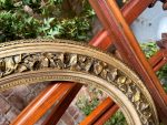 Grezns ovāls koka rāmis ar putniem un ziedu vītnēm — baroka stilā, (Antique oval giltwood frame with birds and flowers) (3862) - Image 14