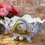 Porcelāna Kašpo ar Eņģeļu Motīviem, uz Ķepiņām, Neliela Izmēra (5453)