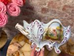 Porcelāna Kašpo ar Eņģeļu Motīviem, uz Ķepiņām, Neliela Izmēra (5453) - Image 7