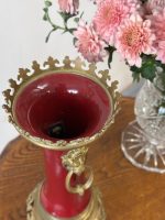Antīka sarkana porcelāna vāze ar bronzas lējuma detaļām un lauvu galvām (antique red porcelain vase) (5080) - Image 2