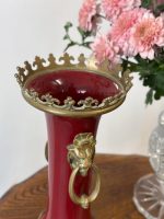 Antīka sarkana porcelāna vāze ar bronzas lējuma detaļām un lauvu galvām (antique red porcelain vase) (5080) - Image 3