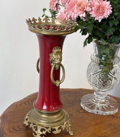 Antik rød porcelænsvase med bronzedetaljer og løvehoveder (5080)