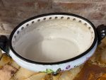 Porcelāna kašpo ar roku gleznotu rožu vainagu, sievietes sejas rokturiem un melniem lāpas kājiņu statīviem — Historicisms / Jūgendstils, Francija vai Beļģija, ap 1890.–1905. Grezns Porcelāna Kašpo ar Ziedu Motīviem, uz Ķepiņām, Neliela Izmēra (5451) - Image 10