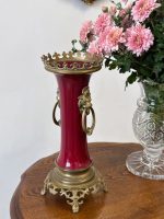 Antīka sarkana porcelāna vāze ar bronzas lējuma detaļām un lauvu galvām (antique red porcelain vase) (5080) - Image 4