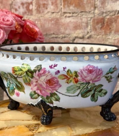 Porcelænskrukke med håndmalet rosenkrans, kvindelige ansigter og sorte