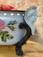 Porcelāna kašpo ar roku gleznotu rožu vainagu, sievietes sejas rokturiem un melniem lāpas kājiņu statīviem — Historicisms / Jūgendstils, Francija vai Beļģija, ap 1890.–1905. Grezns Porcelāna Kašpo ar Ziedu Motīviem, uz Ķepiņām, Neliela Izmēra (5451) - Image 5
