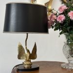 Galda lampa ar Ērgļa Figūru, Neliela Izmēra, Viegla Pēc Svara (5129)