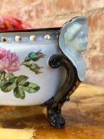 Porcelāna kašpo ar roku gleznotu rožu vainagu, sievietes sejas rokturiem un melniem lāpas kājiņu statīviem — Historicisms / Jūgendstils, Francija vai Beļģija, ap 1890.–1905. Grezns Porcelāna Kašpo ar Ziedu Motīviem, uz Ķepiņām, Neliela Izmēra (5451) - Image 8