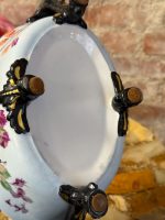 Porcelāna kašpo ar roku gleznotu rožu vainagu, sievietes sejas rokturiem un melniem lāpas kājiņu statīviem — Historicisms / Jūgendstils, Francija vai Beļģija, ap 1890.–1905. Grezns Porcelāna Kašpo ar Ziedu Motīviem, uz Ķepiņām, Neliela Izmēra (5451) - Image 11