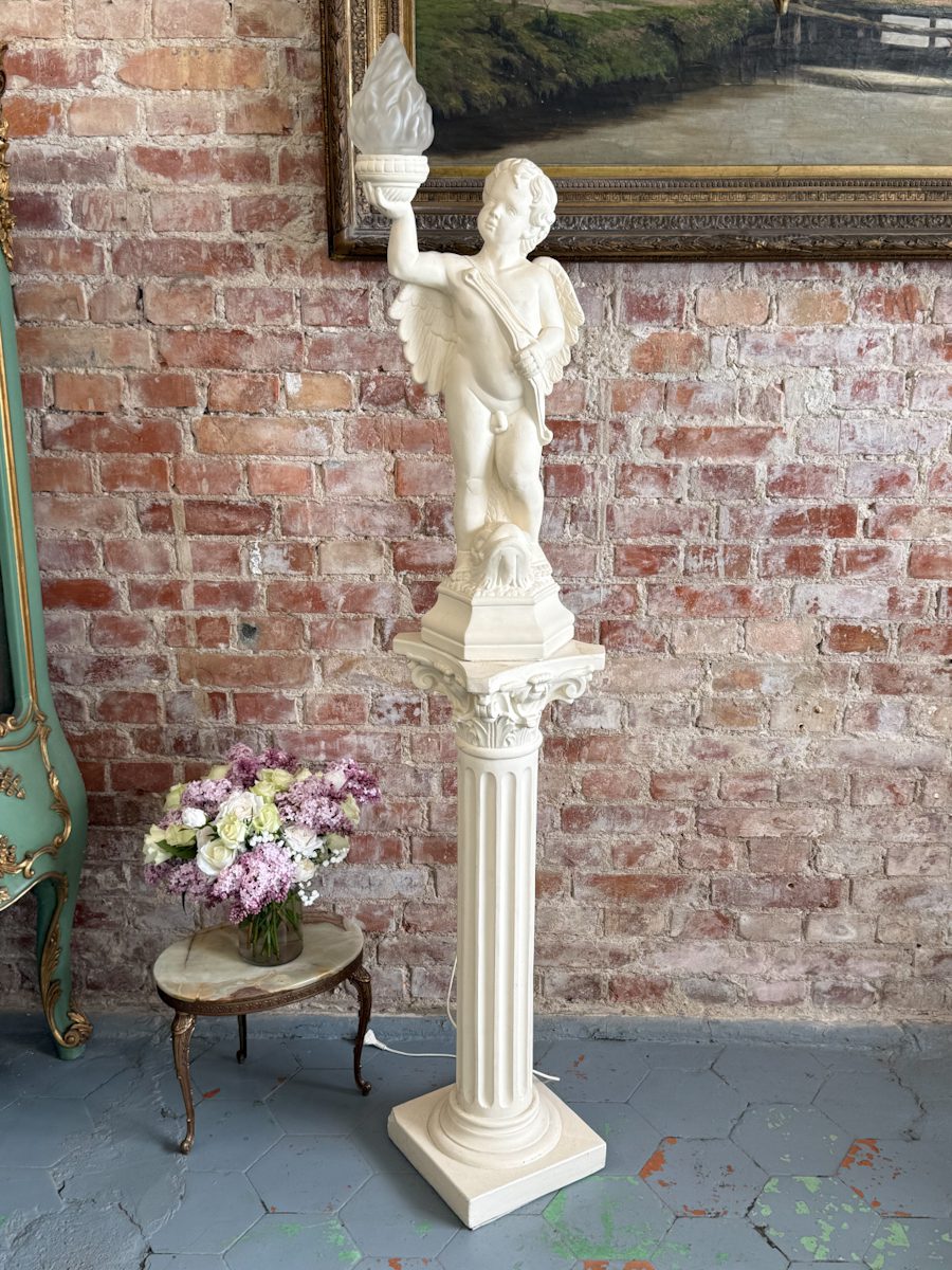 Hvidt sæt: englefigur lampe + korintisk søjle (6739) Hvidt sæt: englefigur lampe + korintisk søjle (6739)