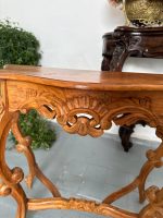 Antīka koka konsole ar caurgrieztu rocaille aparmali — Luija XV stilā (Antique Louis XV Style Carved Wood Console Table) (4675) - Image 7