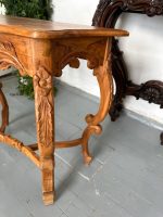 Antīka koka konsole ar caurgrieztu rocaille aparmali — Luija XV stilā (Antique Louis XV Style Carved Wood Console Table) (4675) - Image 12