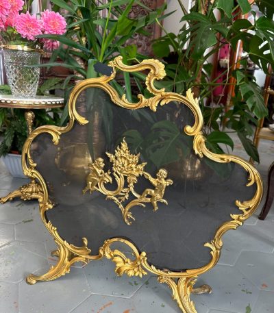 Guldbelagt bronzeskærm med engle (putti) og ildmotiv, Louis XV stil