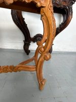 Antīka koka konsole ar caurgrieztu rocaille aparmali — Luija XV stilā (Antique Louis XV Style Carved Wood Console Table) (4675) - Image 19