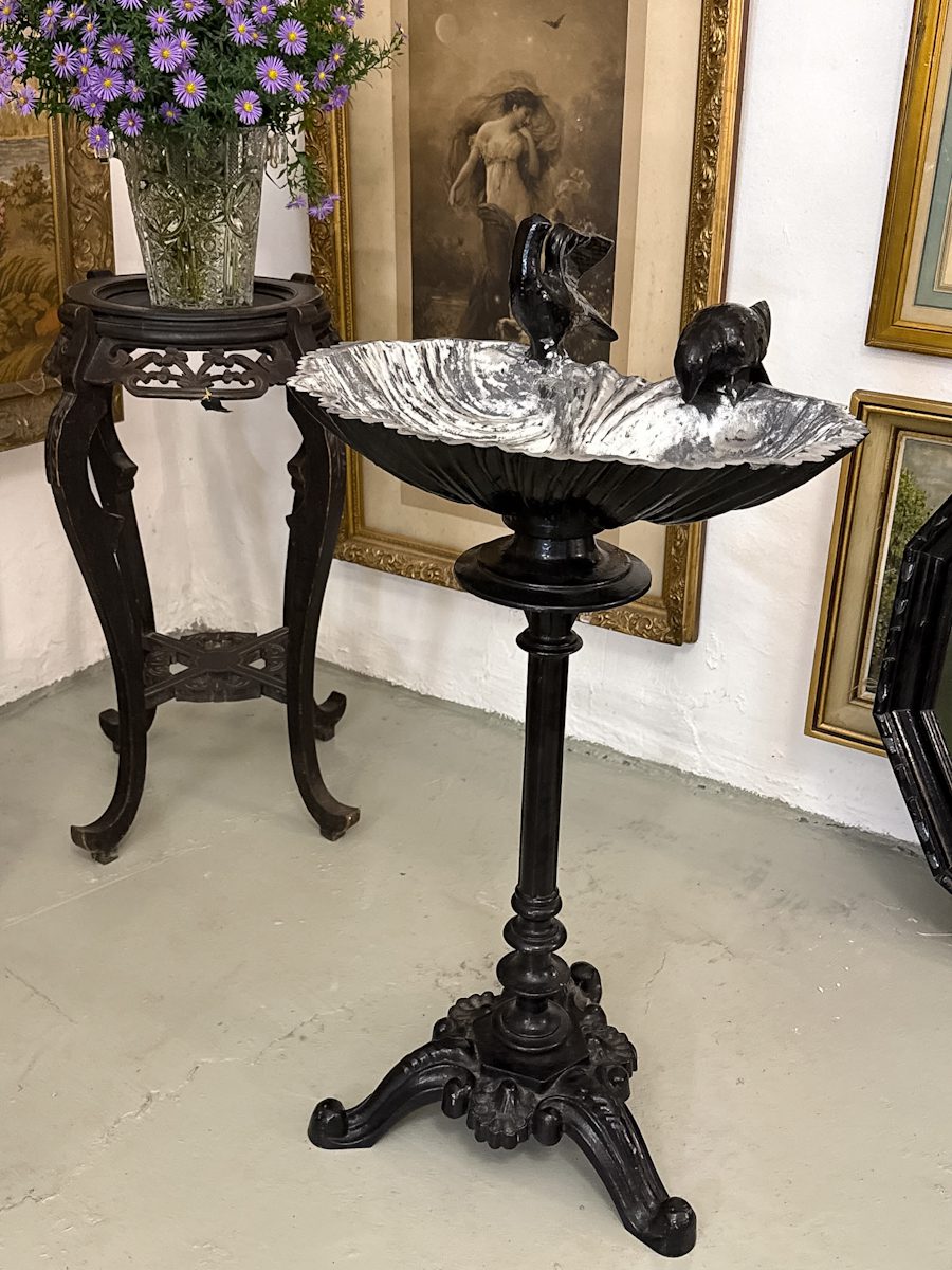 Fuglebad med aluminiumsskål og støbejernsfod – Victoriansk Fuglebad med aluminiumsskål og støbejernsfod – Victoriansk stil, 20. årh.