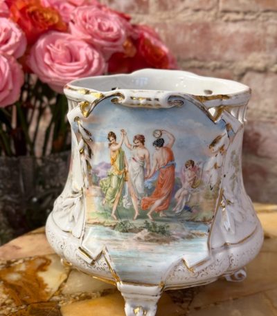 Porcelænsblomsterkumme med mytologiske malerier - De Tre Gratier og Eros-scene