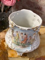 Porcelāna kašpo ar mitoloģiskiem gleznojumiem — Trīs Grācijas un Erosa aina — Neorokoko / Historicisms, Vācija (Tīringene vai Silēzija), ap 1870.–1900. Neliela Izmēra Kašpo/Puķpods (5438) - Image 2