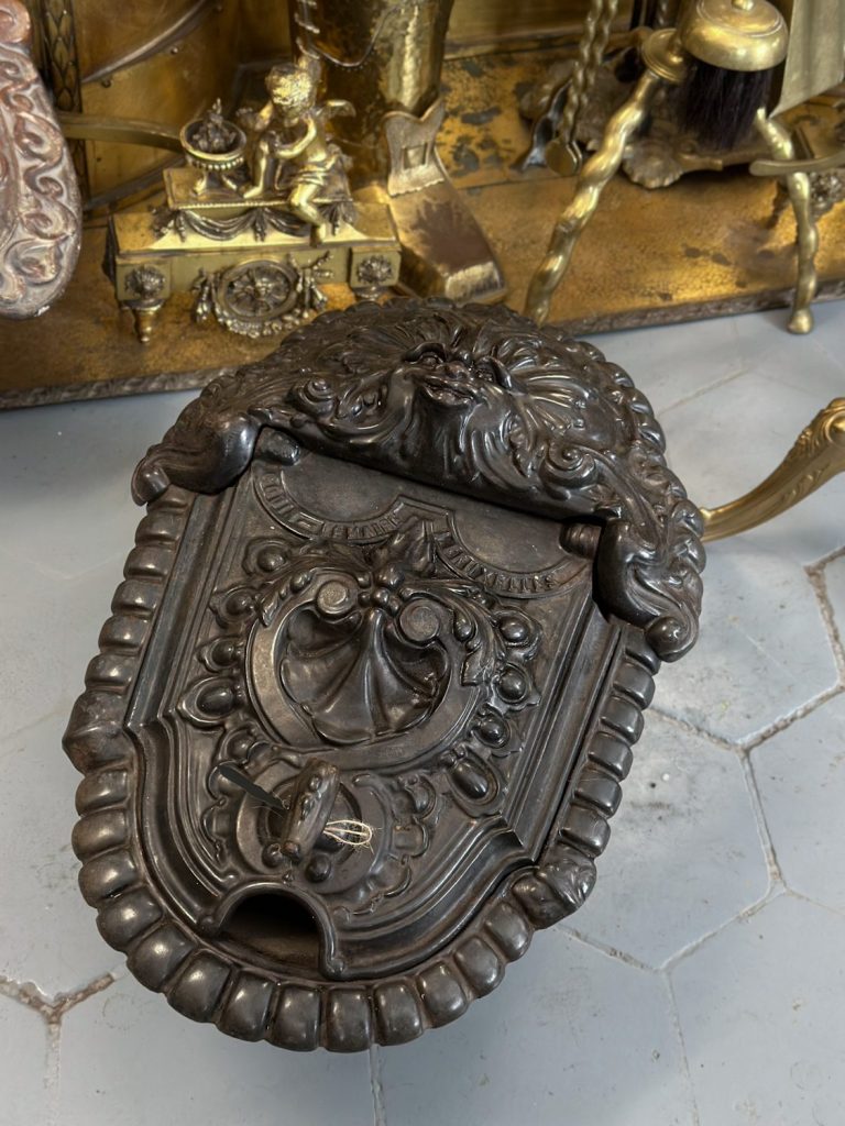 Støbejernsskål med maskaron, Bruxelles, Nyrenæssance