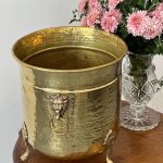 Metāla Kappa ar Lauvas Galvām, Vidēja Izmēra Kaltā misiņa kašpo ar lauvas galvām un ērgļa naga kājiņām — Neoklasicisms / Vēlais Historicisms, Rietumeiropa, ap 1880.–1910. (5087)