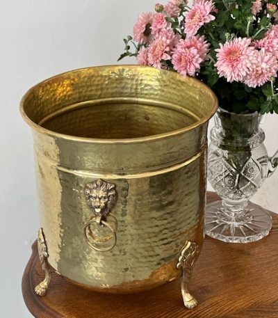 Metalvase med løvehoveder, mellemstor messingkrukke med løvehoveder
