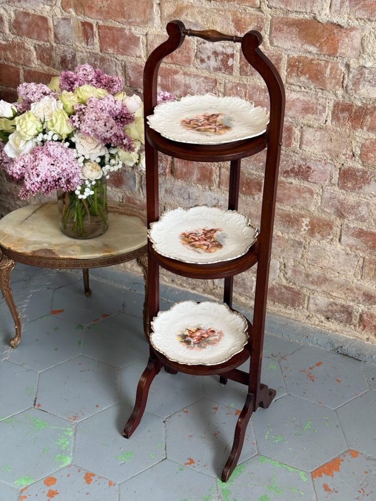 Antikt Louis XVI-stil tre-lags træbord med tre porcelænsplader med putti