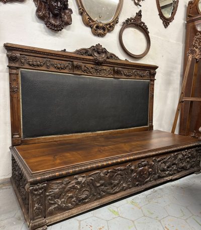Antik Manierisme stil bænk-kiste og daybed ensemble med Bourbon lilje