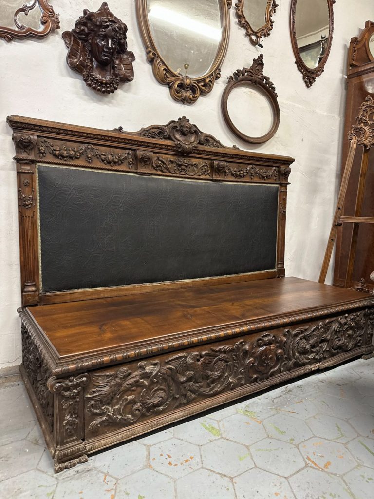 Antik Manierisme stil bænk-kiste og daybed ensemble med Bourbon lilje
