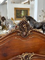 Koka gulta ar eņģeļu kokgriezumiem — Luija XV stilā, Ļoti Smalkiem Kokgriezumiem, Zelta Krāsas Akcentiem (Carved Wood Bed with Cherubs in Louis XV Style) (4008) - Image 23