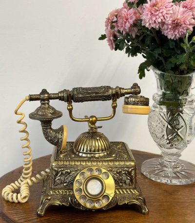 Dekorativ guldfarvet telefon, mellemstor (5071)