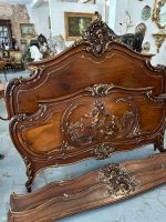 Koka gulta ar eņģeļu kokgriezumiem — Luija XV stilā, Ļoti Smalkiem Kokgriezumiem, Zelta Krāsas Akcentiem (Carved Wood Bed with Cherubs in Louis XV Style) (4008) - Image 6