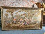 Ļoti liela izmēra gobelēna audums zelta krāsas koka rāmī (3853)