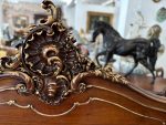 Koka gulta ar eņģeļu kokgriezumiem — Luija XV stilā, Ļoti Smalkiem Kokgriezumiem, Zelta Krāsas Akcentiem (Carved Wood Bed with Cherubs in Louis XV Style) (4008) - Image 26