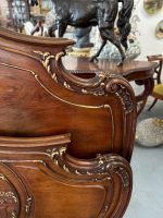 Koka gulta ar eņģeļu kokgriezumiem — Luija XV stilā, Ļoti Smalkiem Kokgriezumiem, Zelta Krāsas Akcentiem (Carved Wood Bed with Cherubs in Louis XV Style) (4008) - Image 25