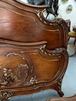 Koka gulta ar eņģeļu kokgriezumiem — Luija XV stilā, Ļoti Smalkiem Kokgriezumiem, Zelta Krāsas Akcentiem (Carved Wood Bed with Cherubs in Louis XV Style) (4008) - Image 24