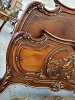 Koka gulta ar eņģeļu kokgriezumiem — Luija XV stilā, Ļoti Smalkiem Kokgriezumiem, Zelta Krāsas Akcentiem (Carved Wood Bed with Cherubs in Louis XV Style) (4008) - Image 28