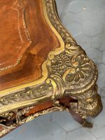 Mycket stort skrivbord i trä med många bronsdetaljer och läderöverdrag, 3 lådor, dekorativt från alla sidor – Ludvig XV- - Bild 19