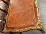 Mycket stort skrivbord i trä med många bronsdetaljer och läderöverdrag, 3 lådor, dekorativt från alla sidor – Ludvig XV- - Bild 23