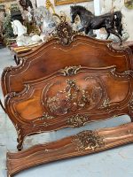 Koka gulta ar eņģeļu kokgriezumiem — Luija XV stilā, Ļoti Smalkiem Kokgriezumiem, Zelta Krāsas Akcentiem (Carved Wood Bed with Cherubs in Louis XV Style) (4008) - Image 4