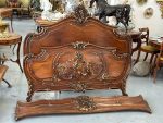 Koka gulta ar eņģeļu kokgriezumiem — Luija XV stilā, Ļoti Smalkiem Kokgriezumiem, Zelta Krāsas Akcentiem (Carved Wood Bed with Cherubs in Louis XV Style) (4008) - Image 3