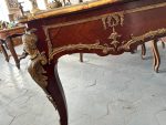 Mycket stort skrivbord i trä med många bronsdetaljer och läderöverdrag, 3 lådor, dekorativt från alla sidor – Ludvig XV- - Bild 29