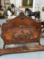 Koka gulta ar eņģeļu kokgriezumiem — Luija XV stilā, Ļoti Smalkiem Kokgriezumiem, Zelta Krāsas Akcentiem (Carved Wood Bed with Cherubs in Louis XV Style) (4008) - Image 2
