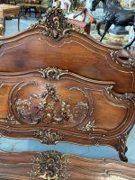 Koka gulta ar eņģeļu kokgriezumiem — Luija XV stilā, Ļoti Smalkiem Kokgriezumiem, Zelta Krāsas Akcentiem (Carved Wood Bed with Cherubs in Louis XV Style) (4008) - Image 18