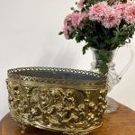 Misiņa Jardinière ar Augsto Reljefu — Puttiņi (Enģelīši) pie Zinātnes un Mākslām — Neobaroka / Renesanses Atdzimšanas stils, Francija / Beļģija, ap 1870.–1900.Metāla Kašpo ar Eņģeļu Motīviem, Vidēja Izmēra, Vidēji Viegls Pēc Svara (5020)