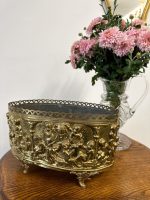 Misiņa Jardinière ar Augsto Reljefu — Puttiņi (Enģelīši) pie Zinātnes un Mākslām — Neobaroka / Renesanses Atdzimšanas stils, Francija / Beļģija, ap 1870.–1900.Metāla Kašpo ar Eņģeļu Motīviem, Vidēja Izmēra, Vidēji Viegls Pēc Svara (5020)